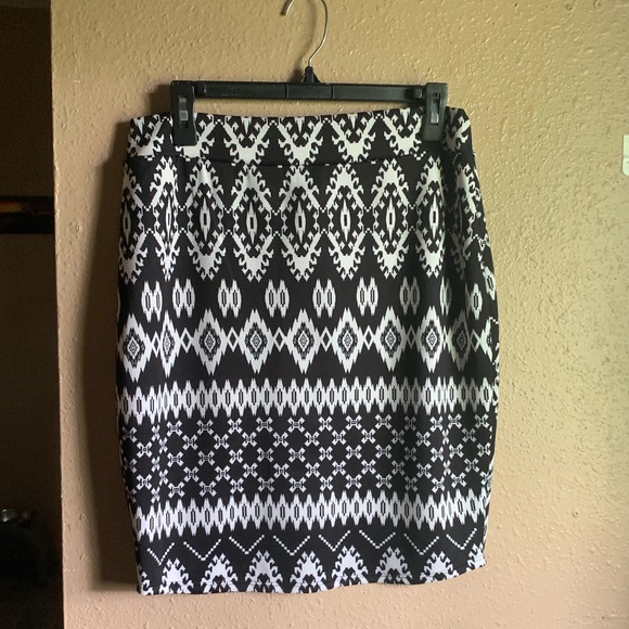 one fashion Dresses & Skirts - ✨NWOT Black and white patterned skirt